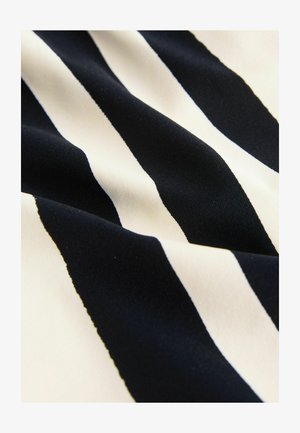 Juodas ir grietinėlės spalvos dryžuotas audinys su lygiu paviršiumi, rodomas drąsiomis horizontaliosiomis linijomis lengvesnio atspalvio fone.