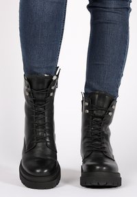 Blackstone Stivaletti stringati - schwarz