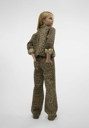 Completo con motivo leopardato composto da una giacca a maniche corte e pantaloni a gamba larga in tonalità marroni e beige, con maniche arrotolate e tasche posteriori.