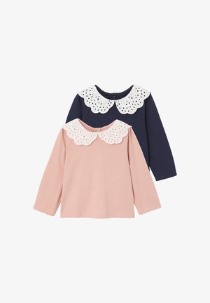 Zwei Langarmshirts: eines in Marineblau mit einem weißen, gewellten Ausschnitt-Kragen und eines in Rosa mit einem ähnlichen Kragendesign.