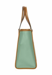 Borsa in pelle verde menta con rifiniture in pelle marrone, dotata di due manici e un design elegante e angolare. Texture liscia con hardware minimal.