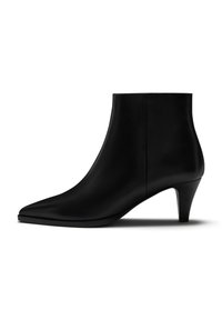 Zwarte leren enkellaarzen met een puntige neus en slanke hak. Het ontwerp heeft een gladde textuur en een minimalistische silhouette.