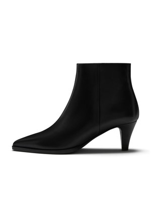 Bottines en cuir noir avec un bout pointu et un talon fin. Le design présente une texture lisse et une silhouette minimaliste.