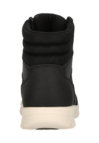 Scarpe da ginnastica nere con tomaia in sintetico liscio, collare imbottito e suola cremo a contrasto con una presa testurizzata.
