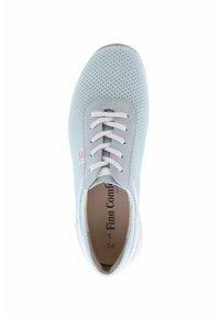 Helles blaues Netz-Sneaker mit weißen Schnürsenkeln, runder Zehenform und weichem, gepolstertem Kragen. "Finn Comfort"-Markenlogo auf der Innensohle sichtbar.