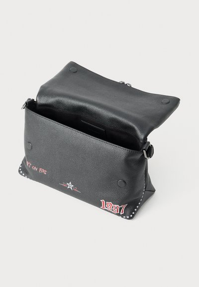 Sorte læder crossbody taske med en struktureret overflade. Har en magnetisk flap, sølv hardware og dekorativ syning med "1997" og "ART ON FIRE."