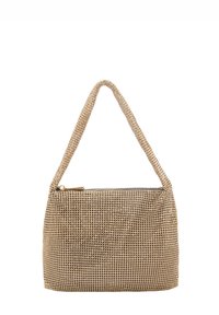 Borsa beige intrecciata con una singola tracolla; forma rettangolare, chiusura a cerniera, superficie testurizzata con piccoli motivi circolari, design minimalista.