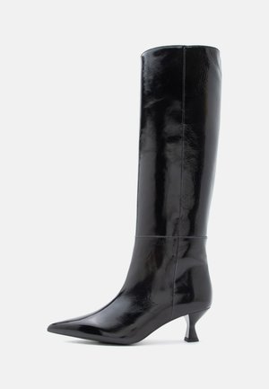 Mustad muste kõrge säärega saapad, millel on läikiv viimistlus, terav nina ja väike ruudukujuline konts. Sile tekstuur, minimaalsed õmbluse detailid.