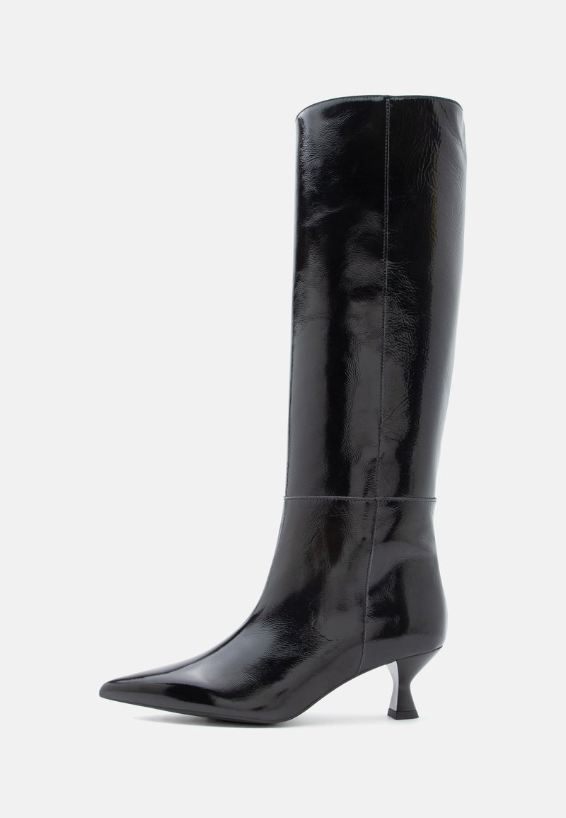 Botas de cuero negras hasta la rodilla con un acabado brillante, punta afilada y un pequeño tacón cuadrado. Textura suave, detalles de costura mínimos.