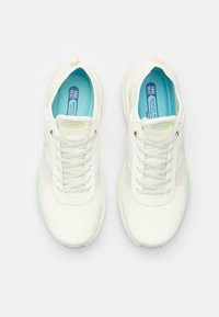 Scarpe sportive bianche con tomaia in rete testurizzata, punta tonda, lacci bianchi e solette azzurre chiare con suola leggermente trasparente.
