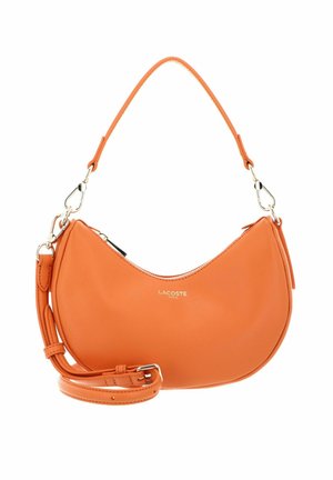 Bolso de mano de piel naranja con forma de media luna, con correa de hombro desmontable, herrajes plateados y logo de Lacoste Paris en relieve en el frontal.
