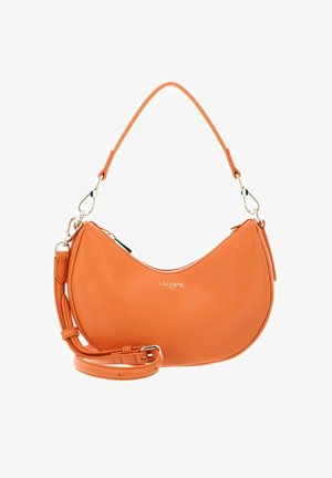 Bolso de mano de piel naranja con forma de media luna, con correa de hombro desmontable, herrajes plateados y logo de Lacoste Paris en relieve en el frontal.