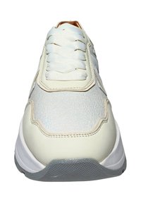 Sneaker blanche avec une tige texturée et irisée, dotée de lacets plats blancs et d'une semelle rembourrée avec un profil en caoutchouc gris.