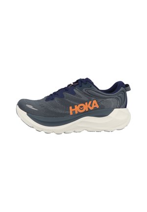 Chaussure de course gris foncé et bleu marine avec une semelle blanche épaisse et un logo "HOKA" orange sur le côté, vue de l'extérieur.