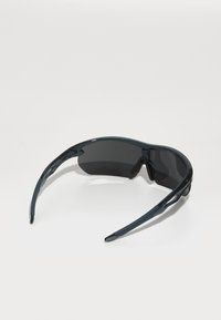 Sportbrille mit dunkler verspiegelter Linse, flexibtem türkisfarbenem Rahmen, gebogenem Design und strukturierten schwarzen Gummielementen an den Bügeln.