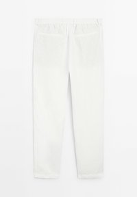 Pantalons blancs en tissu léger, dotés d'une taille élastique, de deux poches arrière et d'une coupe droite. Texture lisse.