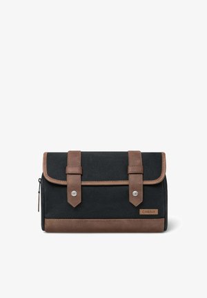 Schwarzes Canvas und braune Leder-Kulturtasche mit zwei vorderen Riemen, Druckknöpfen, Reißverschluss an der Seite und Cabaia Markenlabel vorne unten rechts.