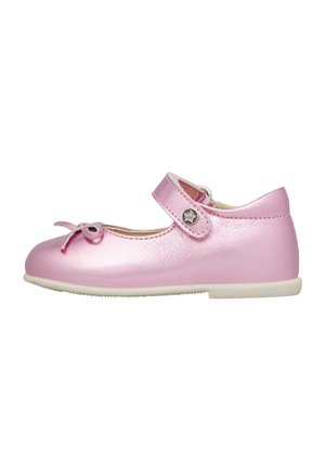 Chaussure Mary Jane rose pour tout-petit, avec un nœud sur le bout et une bride attachée par un bouton en forme d'étoile sur fond blanc.