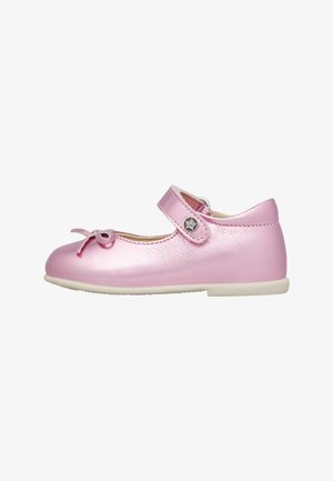 Chaussure Mary Jane rose pour tout-petit, avec un nœud sur le bout et une bride attachée par un bouton en forme d'étoile sur fond blanc.