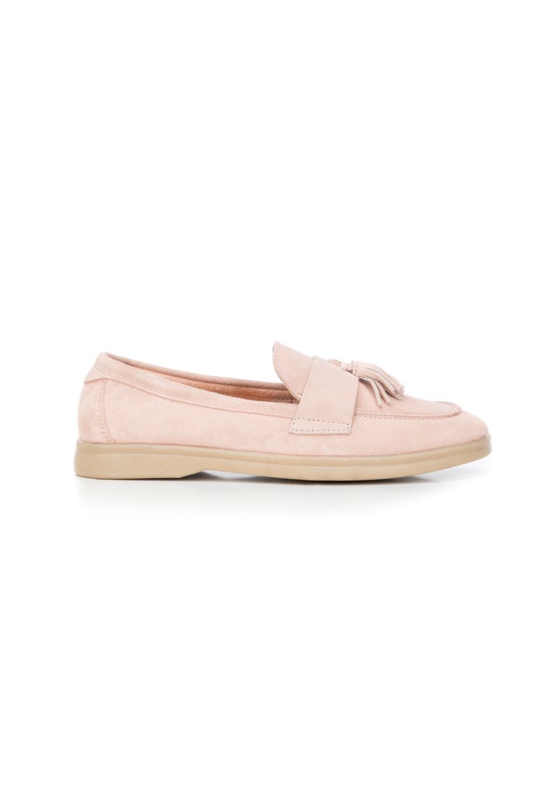 Rosa Wildleder-Loafers mit einer flachen beigen Sohle, ausgestattet mit einem Quastakzent und einem runden Zehendesign. Weicher Stoff und einfache Konstruktion.