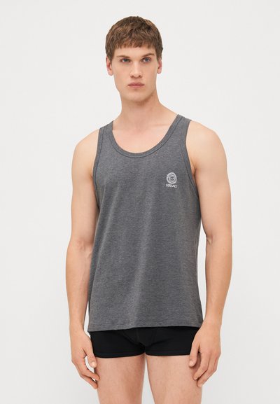 Dunkelgraues Tanktop aus weichem Stoff, mit Rundhalsausschnitt und kleinem Versace-Logo auf der linken Brust.