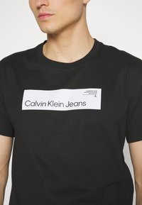 Calvin Klein Jeans HYPER REAL BOX LOGO UNISEX - T-shirts print - ck black