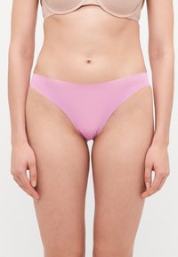 Roze rebraste bikinice od pamuka s mekom teksturom, niskim strukom i bešavnim rubovima, prikazane na svijetloj pozadini.