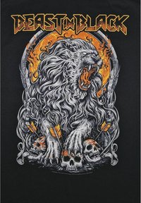 Černé tričko s detailním motivem řvoucího lva, obklopeného lebkami a šípy, s výraznými oranžovými a šedými akcenty.