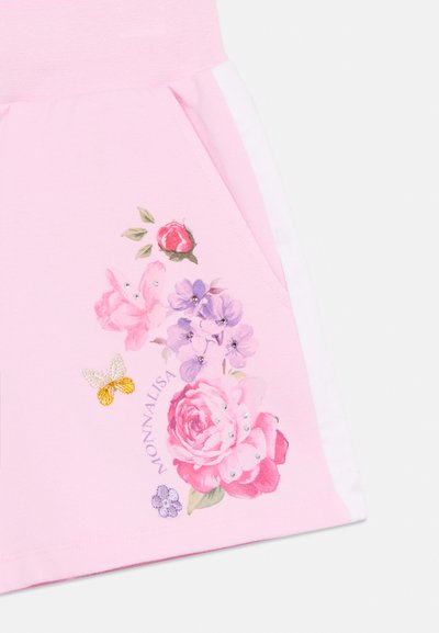 Ροζ υφάσμα με κεντητά λουλουδένια σχέδια, στρας, μια κίτρινη πεταλούδα και το κείμενο "MONNALISA" κοντά σε μια τσέπη.