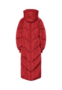Μακρύ κόκκινο παλτό τύπου puffer με κουκούλα, με μοτίβο ραφής σε σχήμα ζιγκ ζαγκ, ριμπ μανσέτες και ίσια τελειώματα. Κατασκευασμένο από λαμπερό, συνθετικό υλικό.
