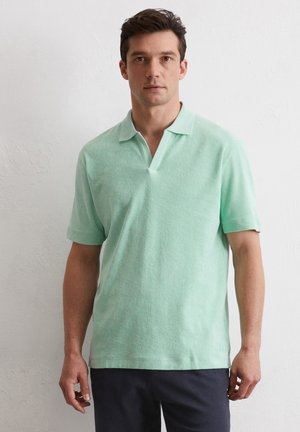 Hellgrünes Polohemd mit kurzen Ärmeln, klassischem Kragen und einem kleinen V-Ausschnitt. Hergestellt aus strukturiertem Stoff, hat es einen geraden Saum.