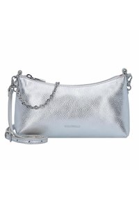 Borsa a tracolla in pelle argentata con finitura testurizzata, chiusura con zip, catena e tracolla per il trasporto. Nome del marchio "Coccinelle" impresso sul davanti.