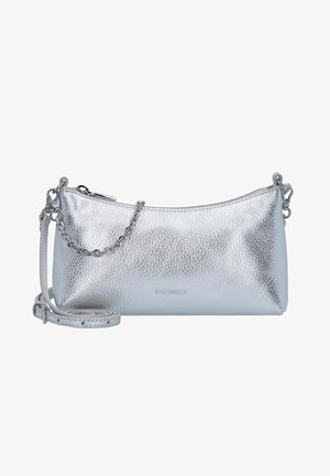 Borsa a tracolla in pelle argentata con finitura testurizzata, chiusura con zip, catena e tracolla per il trasporto. Nome del marchio "Coccinelle" impresso sul davanti.