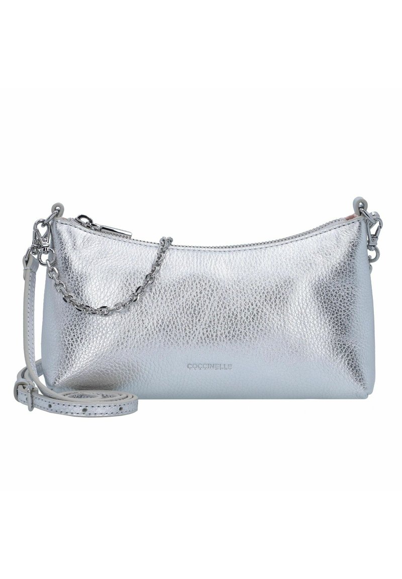 Borsa a tracolla in pelle argentata con finitura testurizzata, chiusura con zip, catena e tracolla per il trasporto. Nome del marchio "Coccinelle" impresso sul davanti.