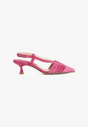 Tacones de ante rosa con tira trasera y punta afilada, que cuentan con un tacón delgado y múltiples correas en la parte frontal. Forro interior suave.