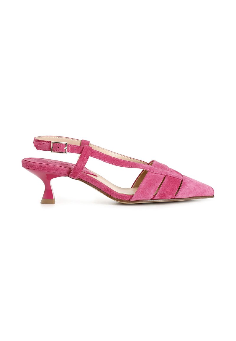 Décolleté slingback in suede rosa con punta a becco, caratterizzati da un tacco sottile e da più cinturini sulla parte anteriore. Fodera interna liscia.