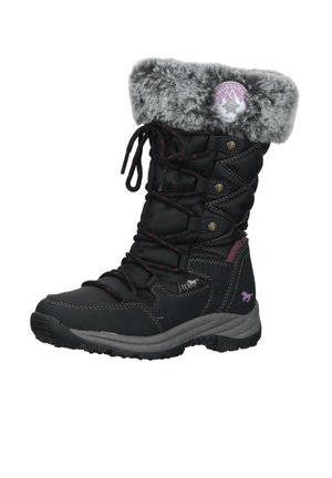 Schwarze Winterstiefel mit Kunstfellrand, Schnürverschluss, metallischen Akzenten, strukturiertem Sohlen und lila Logoakzent an der Seite.