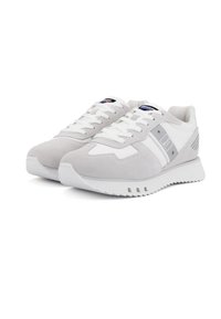 Sneaker in suede grigio e pelle bianca, con design stringato, collo imbottito e suola in gomma testurizzata con accenti ventilati.