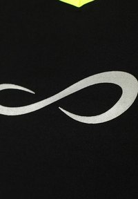 Un tessuto nero presenta un design fluido di un simbolo dell'infinito argentato, con un'accortezza di colore giallo neon al collo. La texture è morbida e elasticizzata.