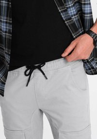 Ombre JOGGERS  - Cargobyxor - grey