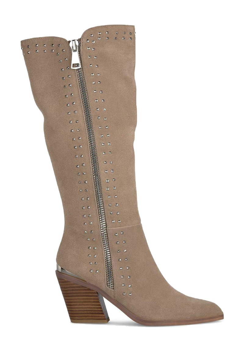 Stivale in suede tan fino al ginocchio con punta appuntita, zip in argento e dettagli in metallo lungo la zip e la parte superiore del gambale. Tacco in legno spesso.