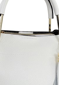 Sac à main en cuir blanc à finition texturée, fermeture éclair supérieure et accents de quincaillerie dorée, doté d'une poignée courte et d'une doublure intérieure.