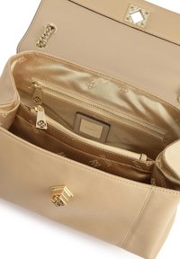 Bežna usnjena torbica z zlatim okovjem, s teksturiranim logotipom na notranji strani in več predelki, vključno z žepom na zadrgo.