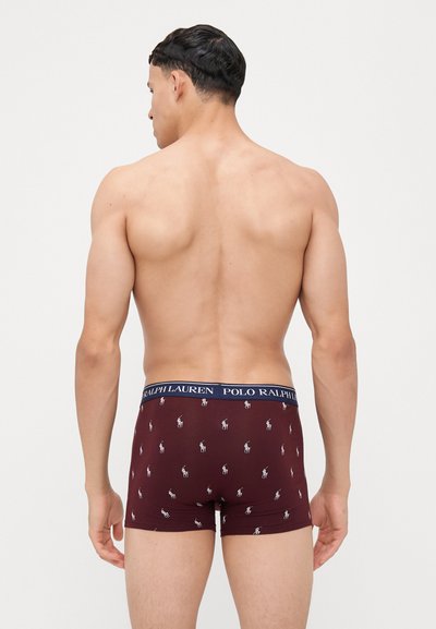 Férfi bordó boxer alsónadrág sötétkék derékkal, rajta a "Polo Ralph Lauren" logóval. Az anyag sima, apró fehér polo játékos mintával.