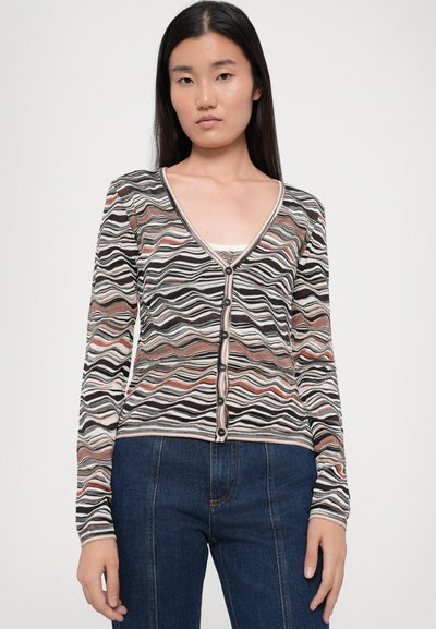 Cardigan lavorato a maglia multicolore con scollo a V, con motivi ondulati in nero, bianco e ruggine, dotato di chiusura con bottoni e maniche lunghe.