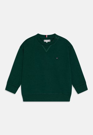 Felpa verde in cotone con maniche lunghe, polsini a coste e collo rotondo. Presenta un piccolo logo sul petto e bottoni a pressione sulla spalla per la chiusura.