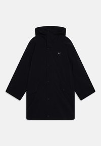 Nike melns ūdensizturīgs mētelis ar kapuci, pogu aizdare, divas priekšējās kabatas un mazs balts logotips uz krūtīm. Viegls, ikdienišķs dizains.