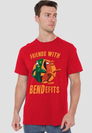 Rotes Baumwoll-T-Shirt mit einem Grafikdesign von Gumby und Pokey, mit dem Text "FRIENDS WITH BENDefits" in Gelb. Kurze Ärmel, lässige Passform.
