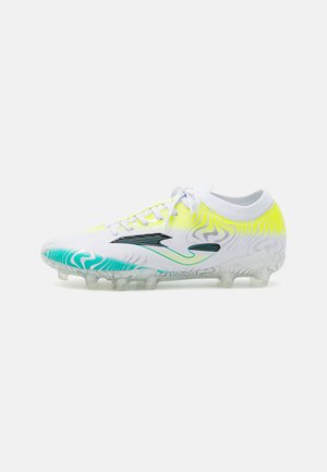 Botas de fútbol blancas con una parte superior texturizada que presenta patrones de olas en amarillo y verde azulado, con tacos transparentes y un diseño con cordones.