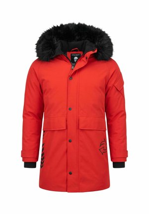 Rode winterjas met zwarte bontkap, voorzakken met klep, zwarte polsmanchetten en een zwart logo aan de onderzijde.